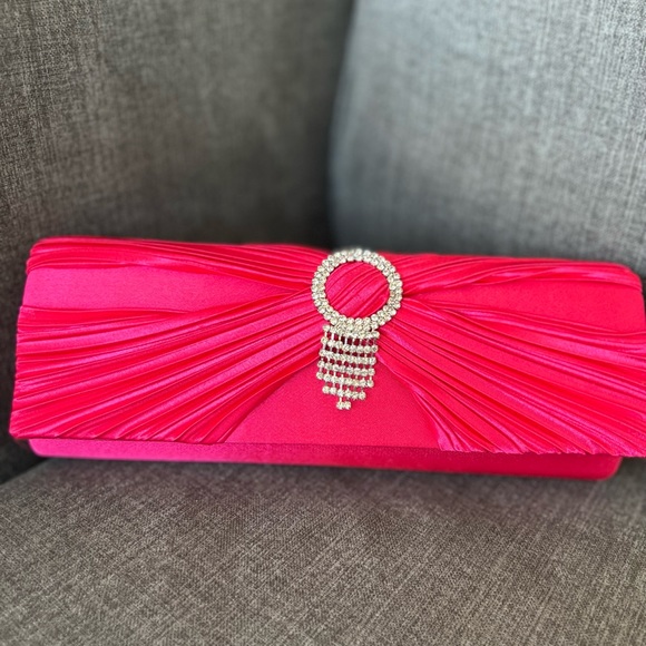 Elegant vintage hot pink clutch with diamanté detail and silver chain - Picture 3 of 6